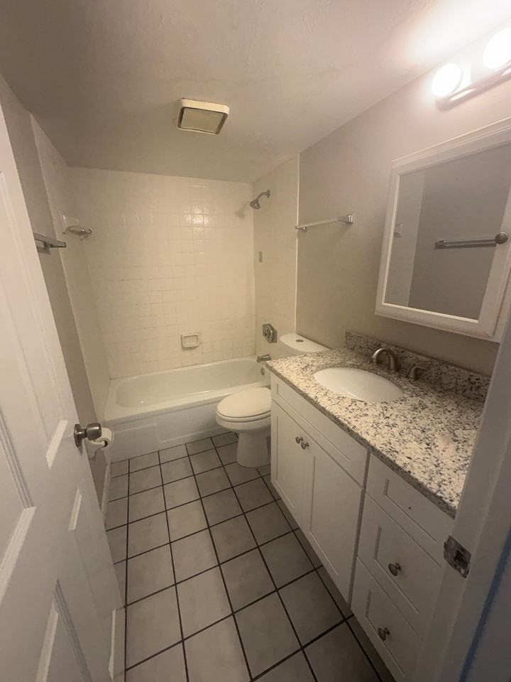 706 Se 13th Ct #D - Photo 3 of 9