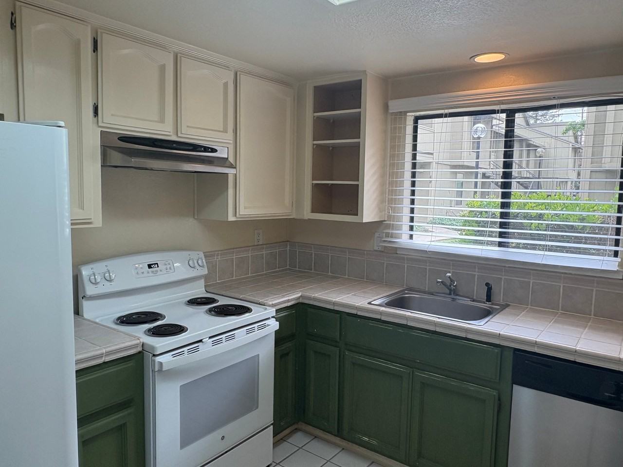 720 Sunrise Ave #41 - Photo 3 of 17