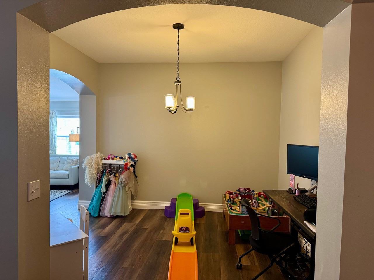 2735 Valencia Grove Dr - Photo 4 of 20