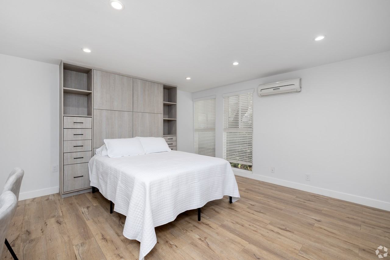 2405 Roscomare Road #11 - Photo 4 of 4