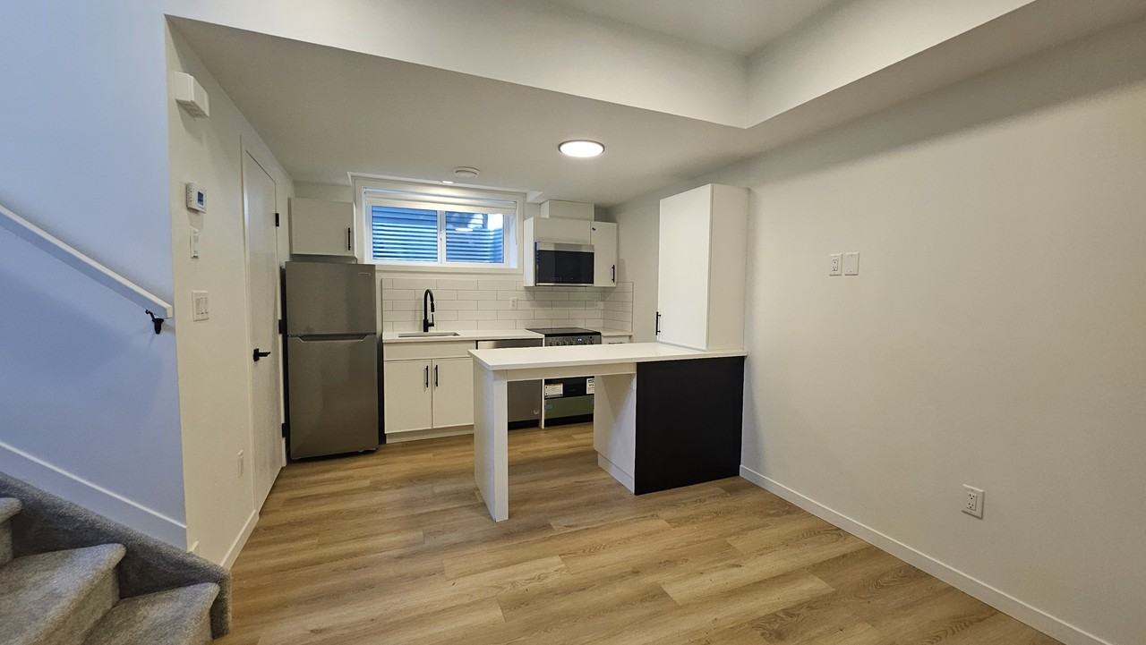 11837 40 St Nw Bsmt #11837BS - Photo 2 of 12