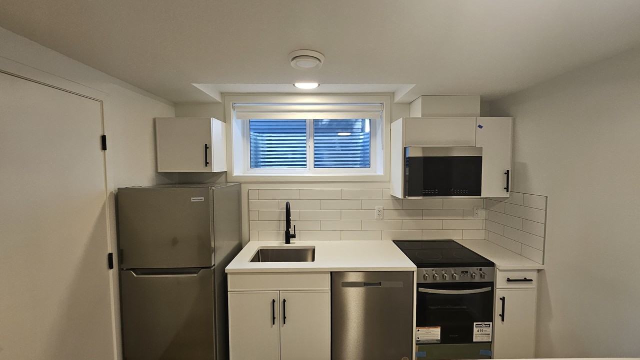 11837 40 St Nw Bsmt #11837BS - Photo 4 of 12