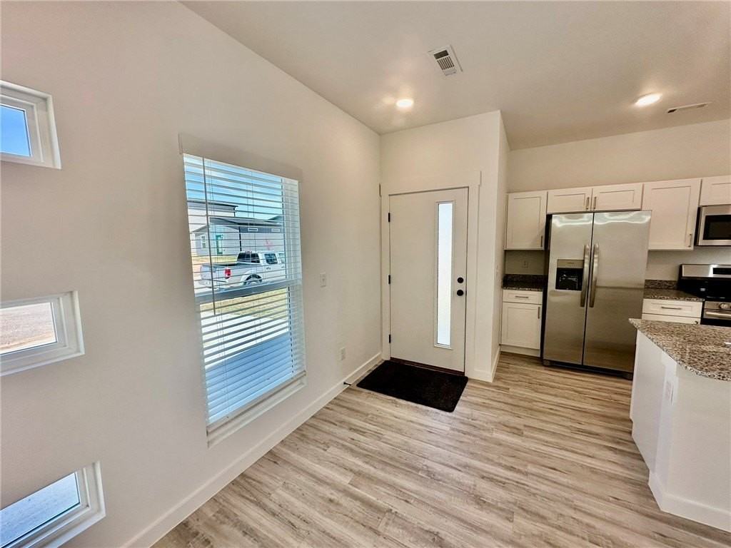 930 Maryland Ave - Photo 2 of 21