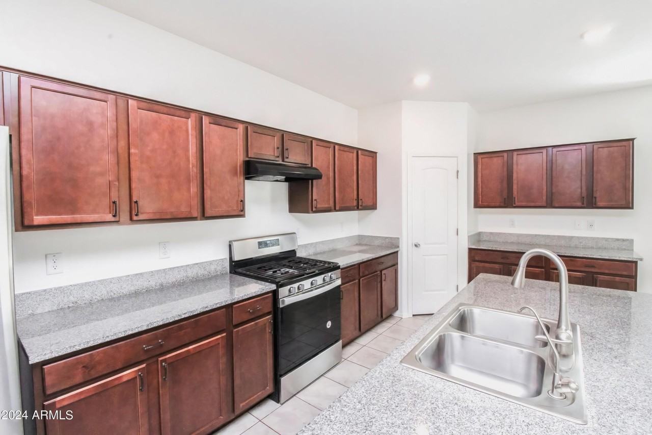 637 E Buckingham Ave - Photo 3 of 31