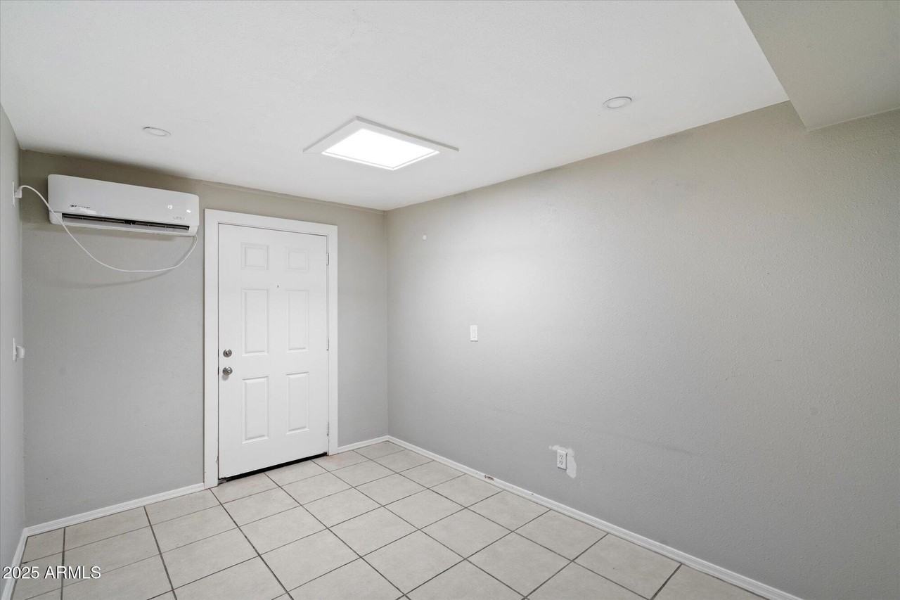 703 W 1st Pl #4 - Photo 4 of 11