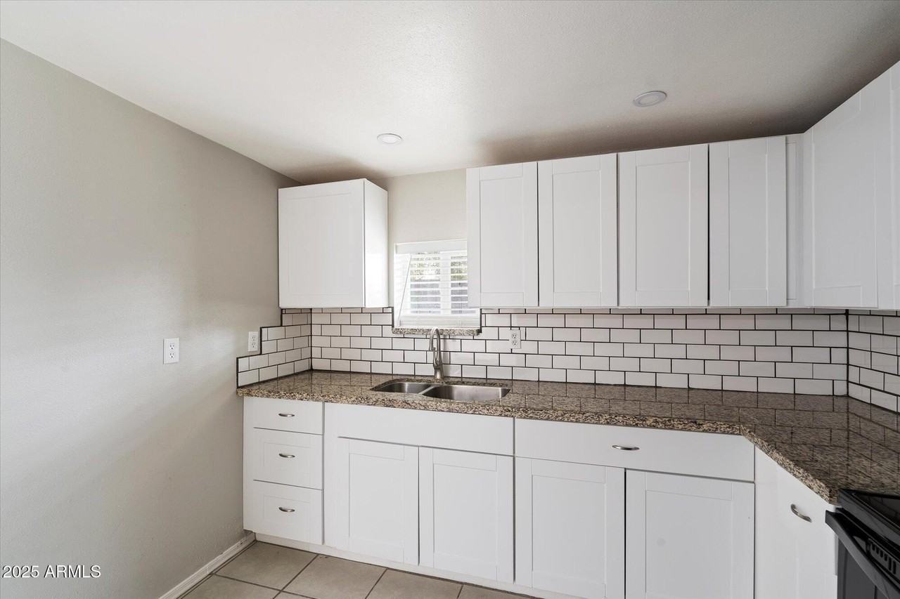 703 W 1st Pl #4 - Photo 6 of 11
