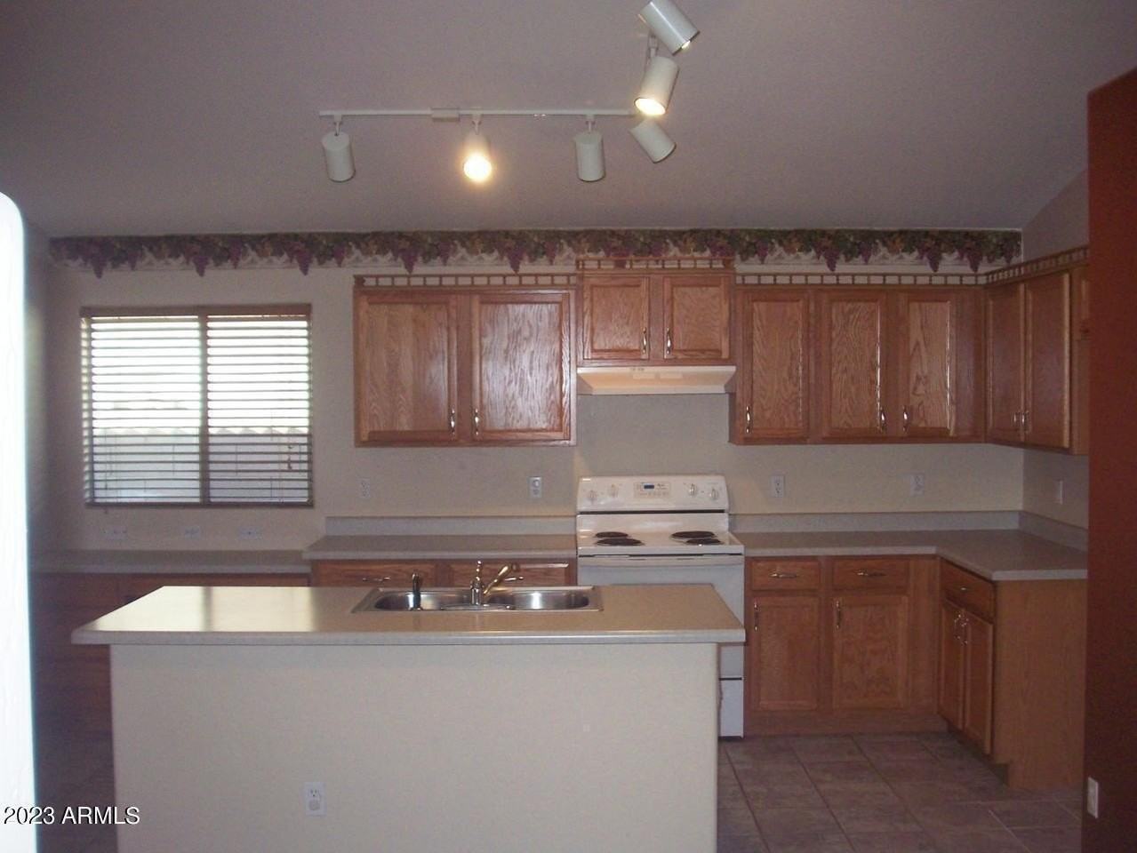 10945 W Loma Ln - Photo 5 of 18