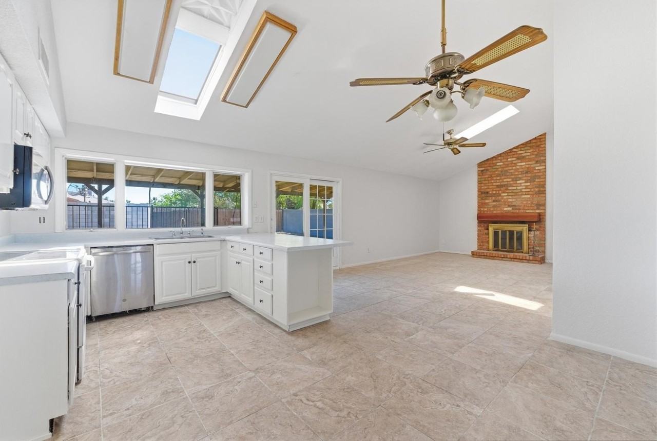 4047 W Sweetwater Ave - Photo 2 of 12