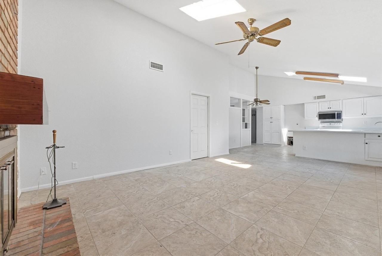 4047 W Sweetwater Ave - Photo 3 of 12