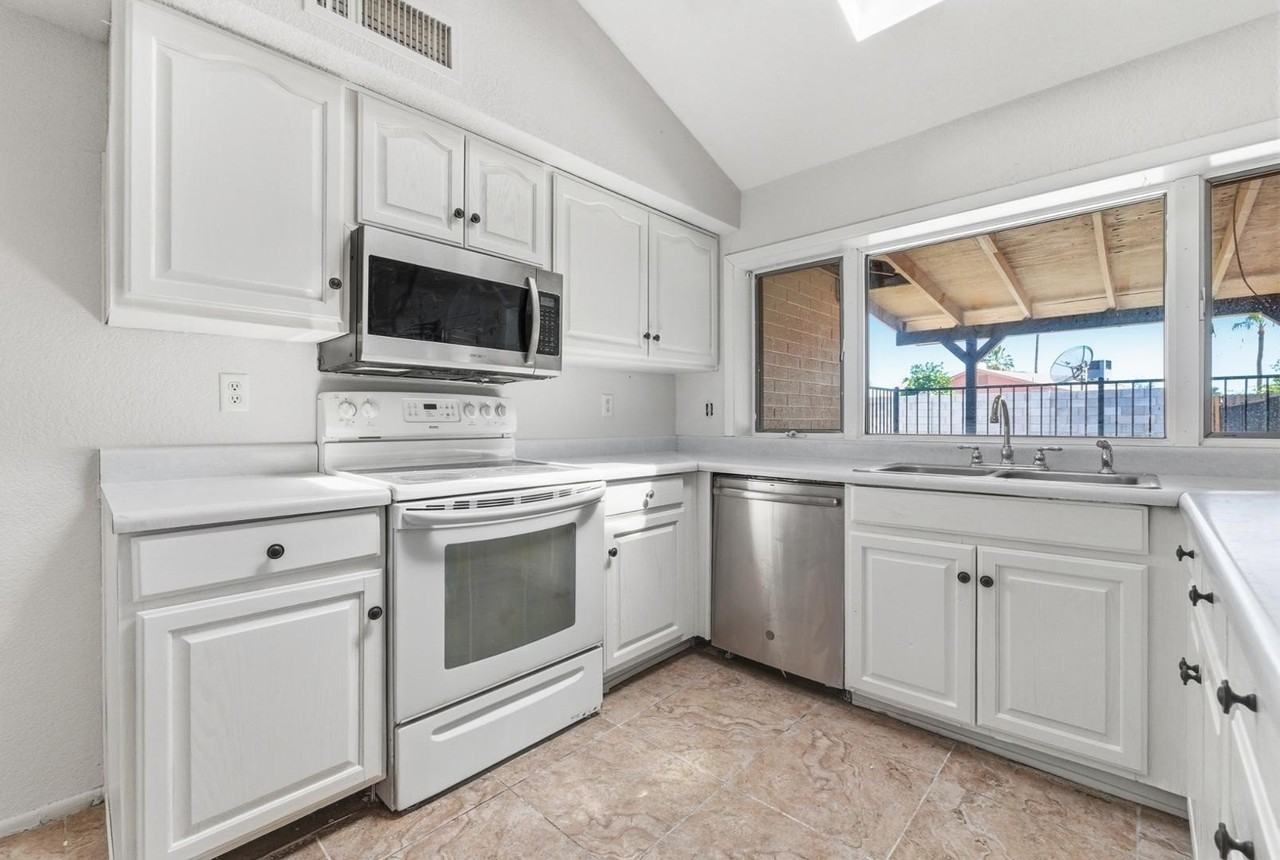 4047 W Sweetwater Ave - Photo 4 of 12