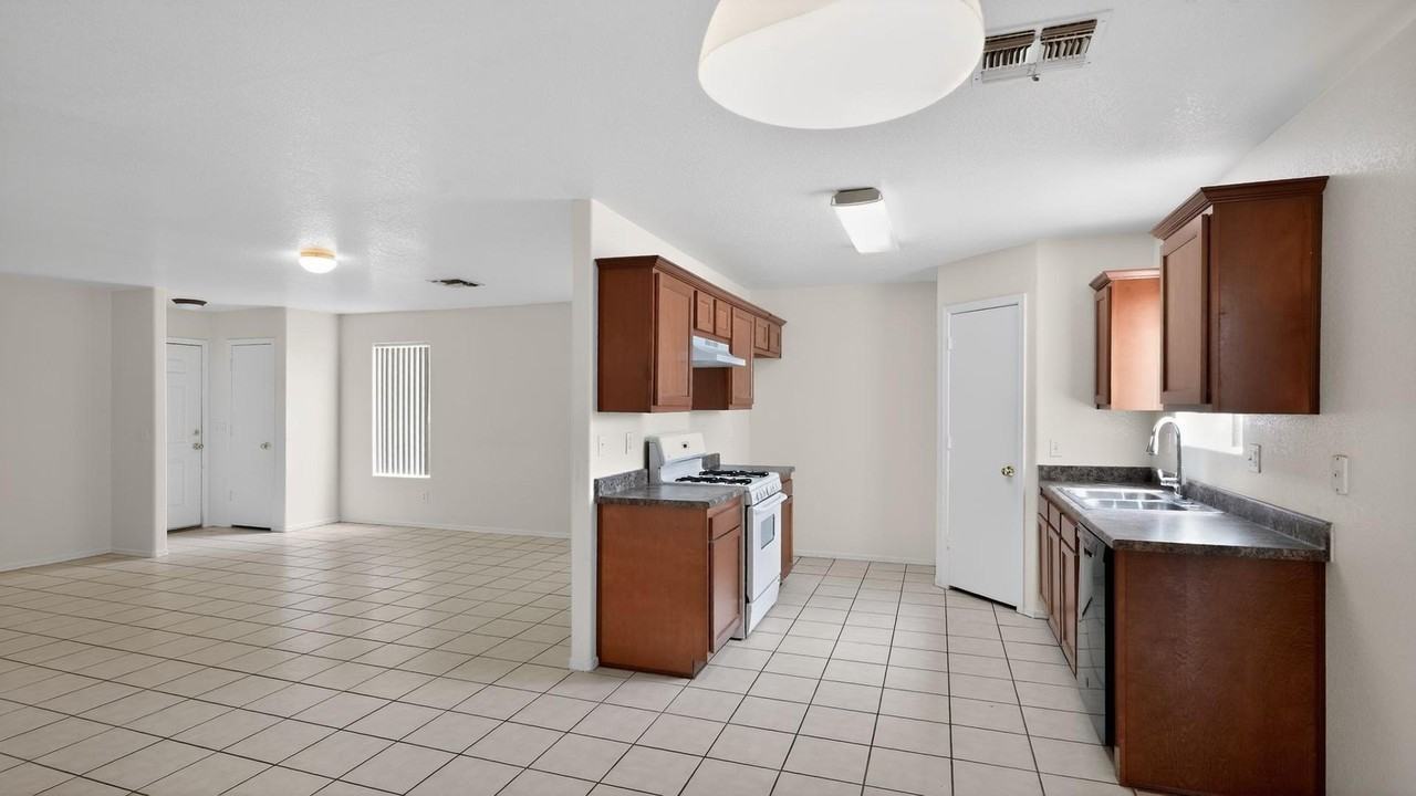 7395 W San Miguel Ave - Photo 4 of 16