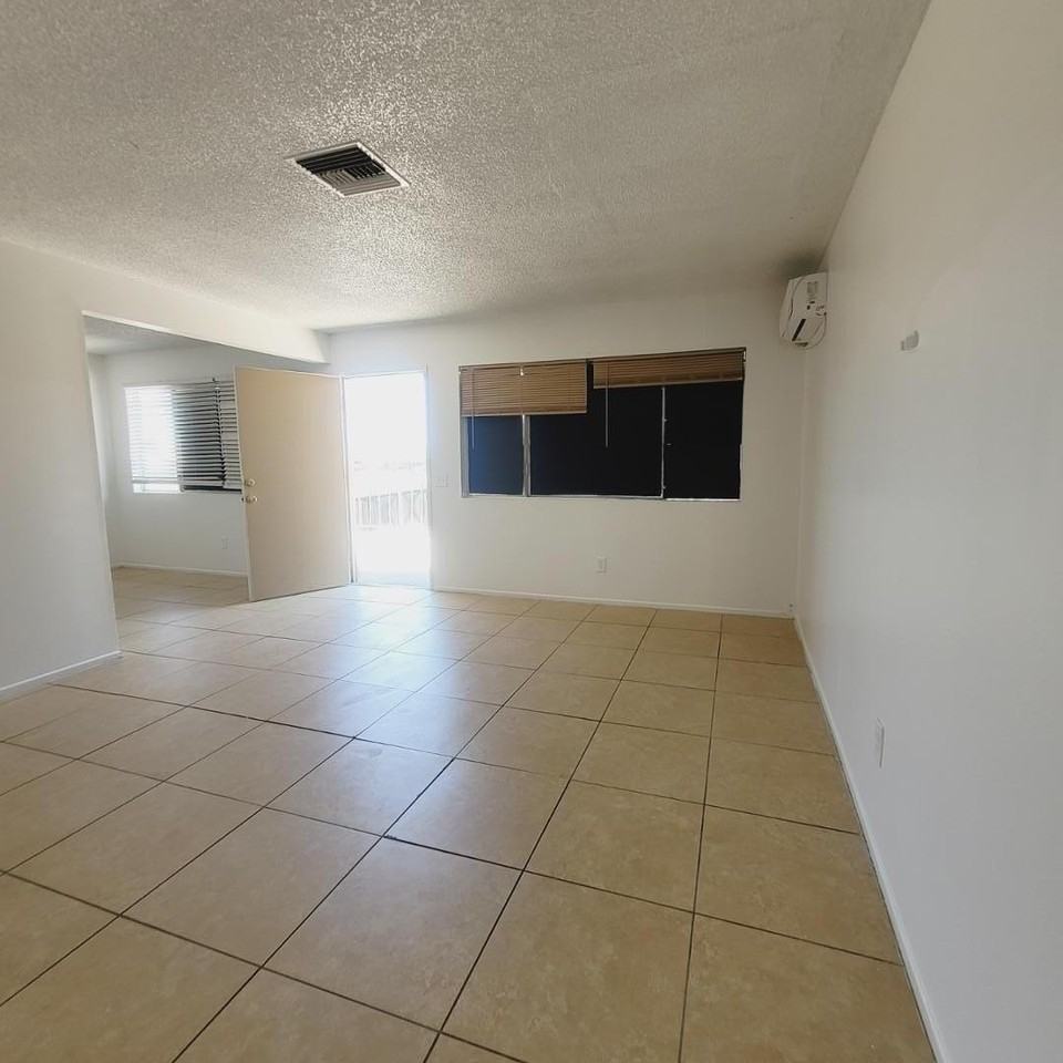 4424 N 53rd Ln #4 - Photo 2 of 11