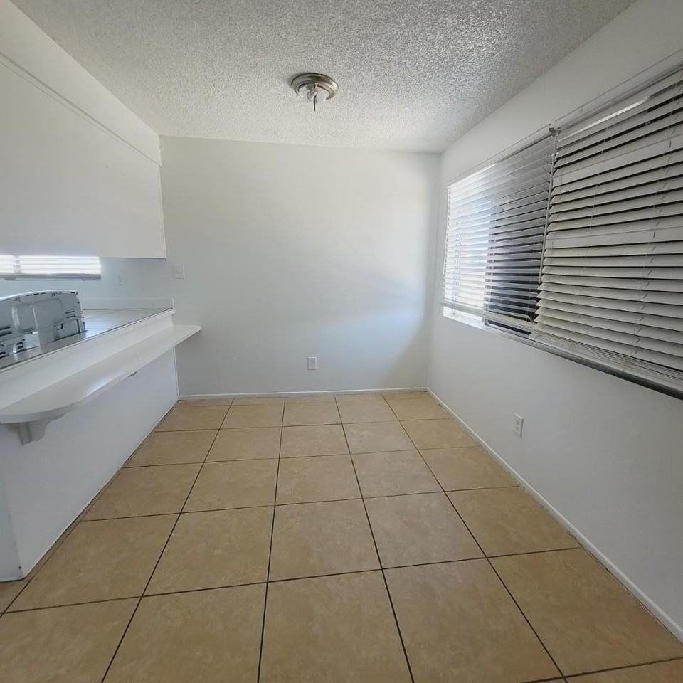 4424 N 53rd Ln #4 - Photo 3 of 11