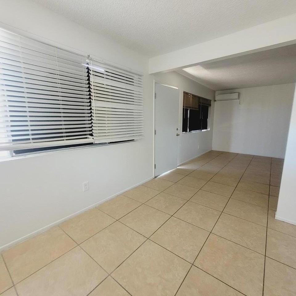 4424 N 53rd Ln #4 - Photo 4 of 11