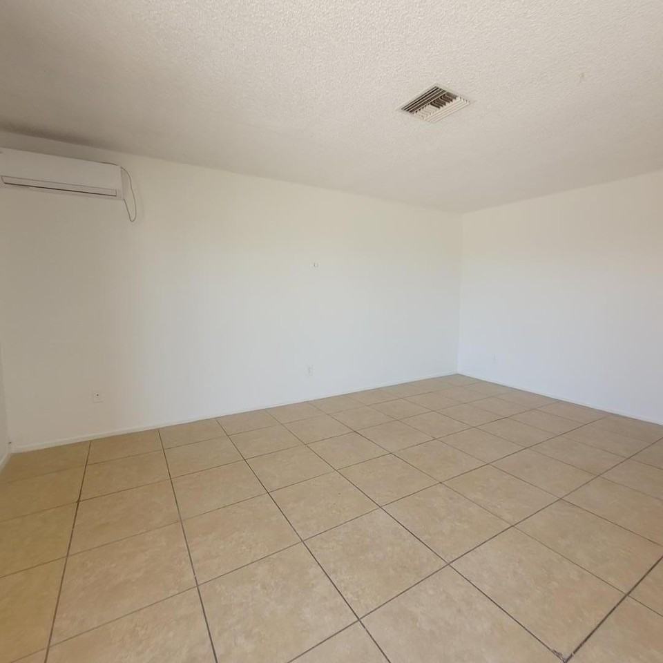 4424 N 53rd Ln #4 - Photo 5 of 11