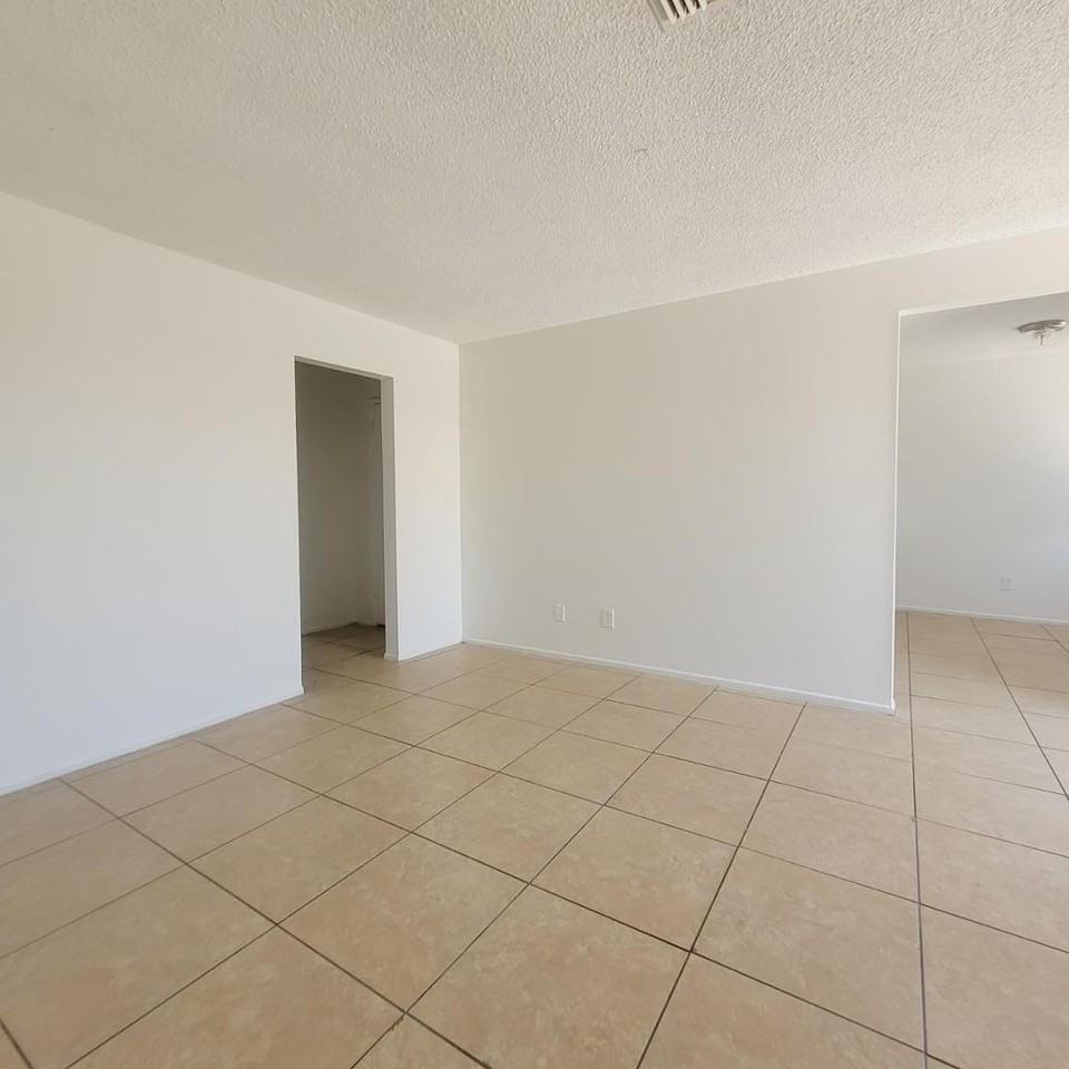 4424 N 53rd Ln #4 - Photo 6 of 11