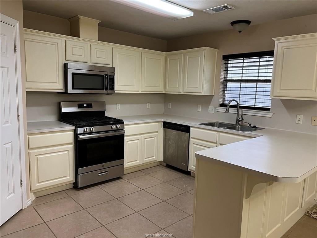 1206 Mullins Ct - Photo 3 of 19