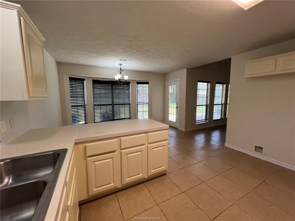 1206 Mullins Ct - Photo 5 of 19
