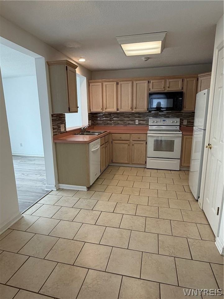 304 Forest Edge Dr - Photo 4 of 27