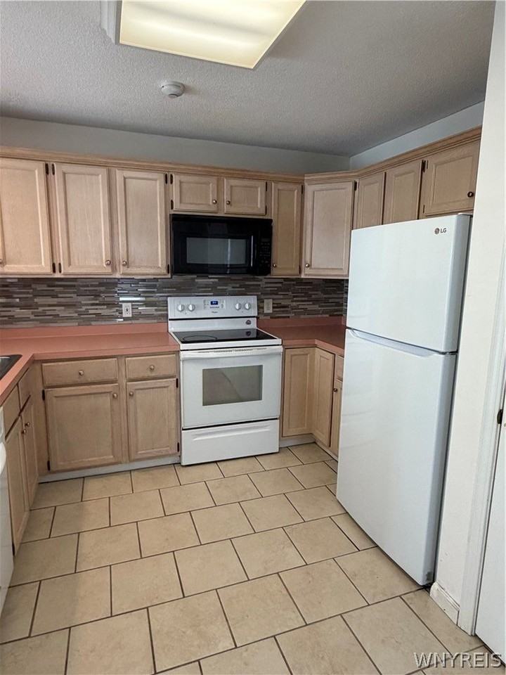 304 Forest Edge Dr - Photo 5 of 27