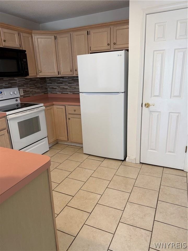 304 Forest Edge Dr - Photo 6 of 27