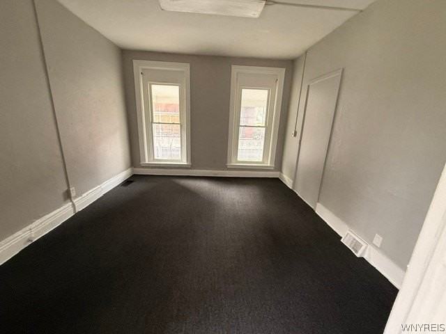 491 Emslie St - Photo 5 of 11