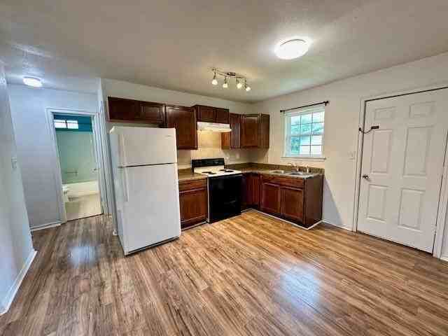 225 W Kenedy Ave - Photo 7 of 11