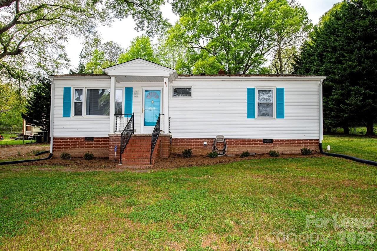 2711 Springbrook Cir - Photo 2 of 12