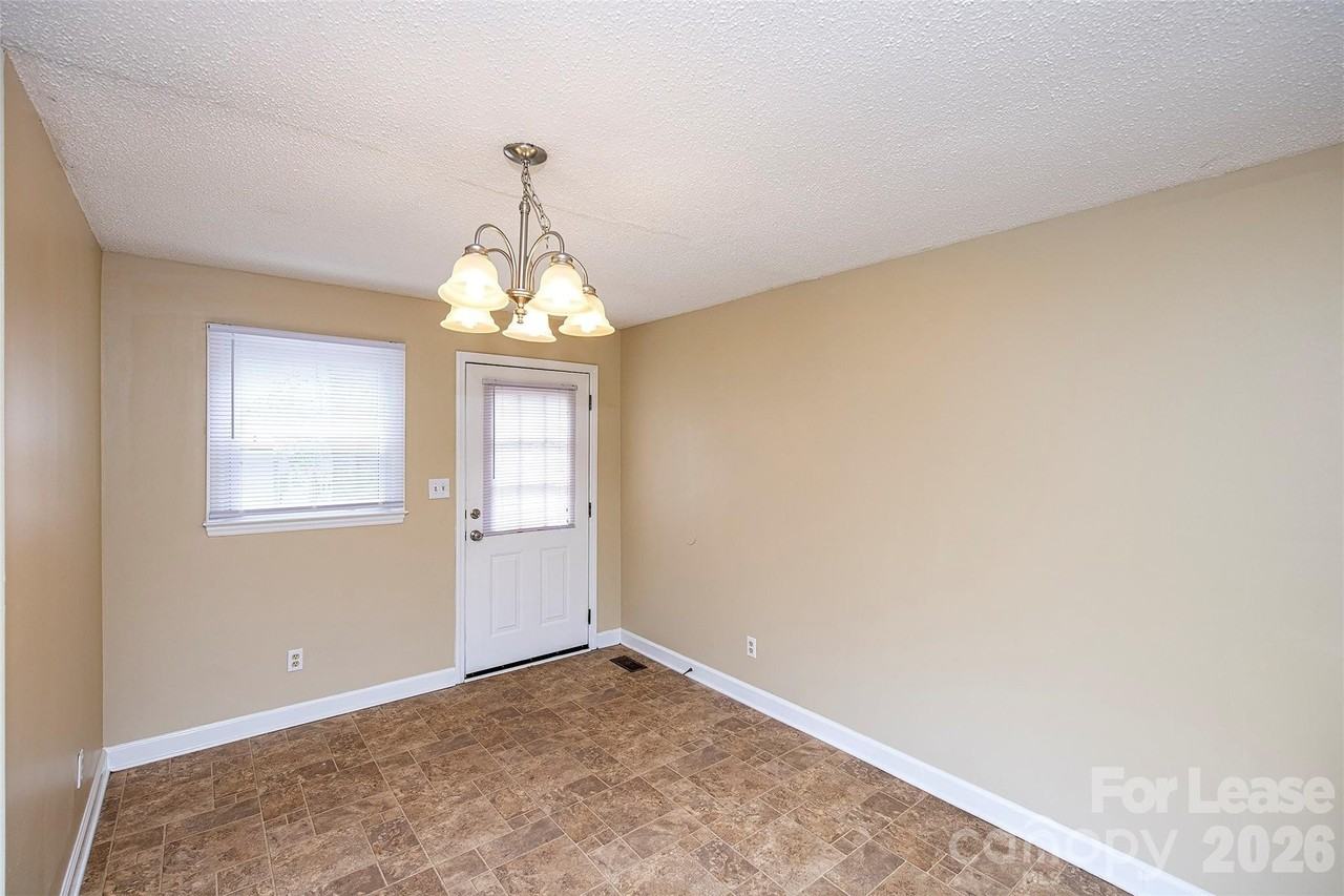2711 Springbrook Cir - Photo 5 of 12