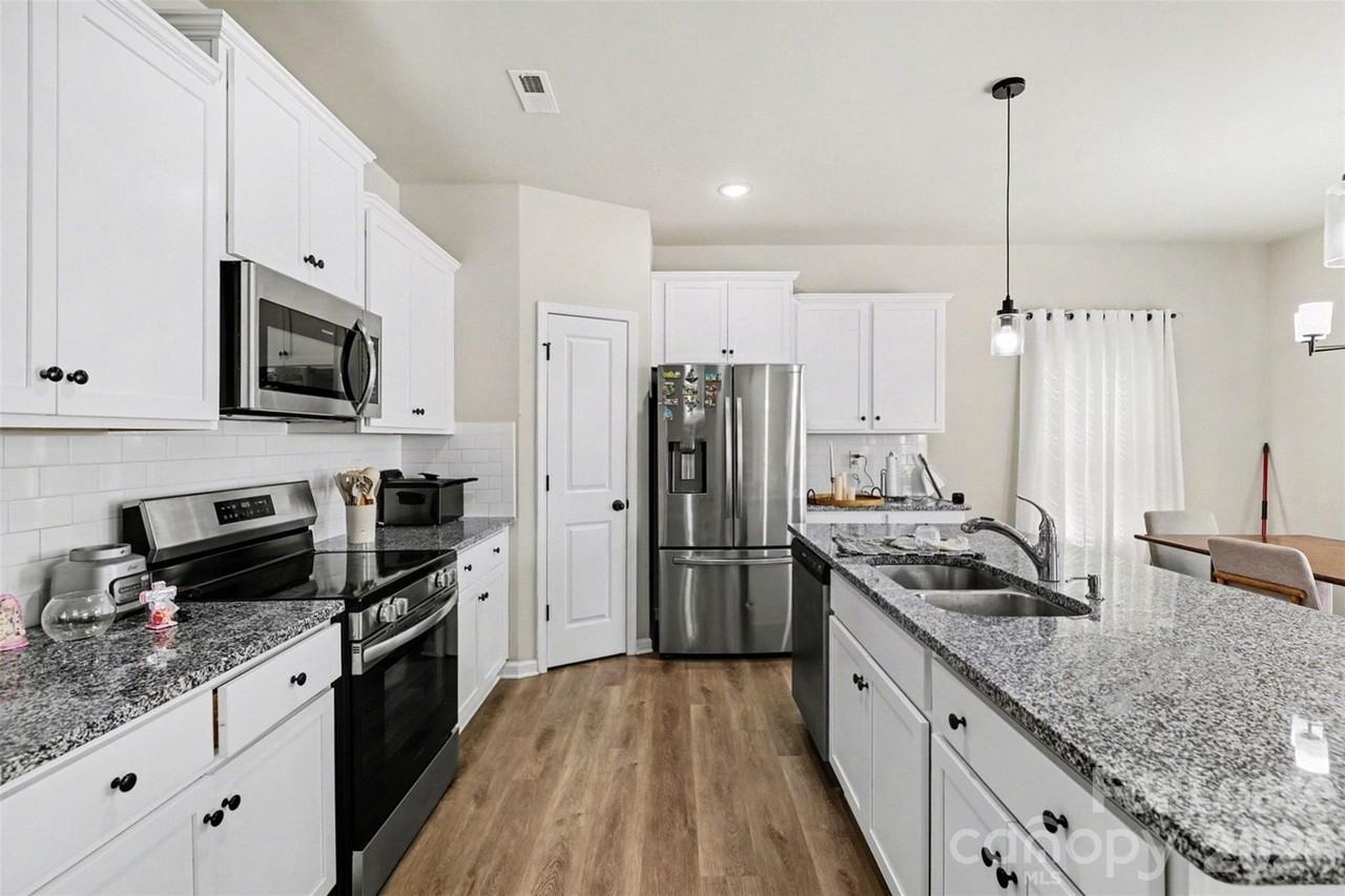 9028 Stoney Waters Ct - Photo 4 of 19