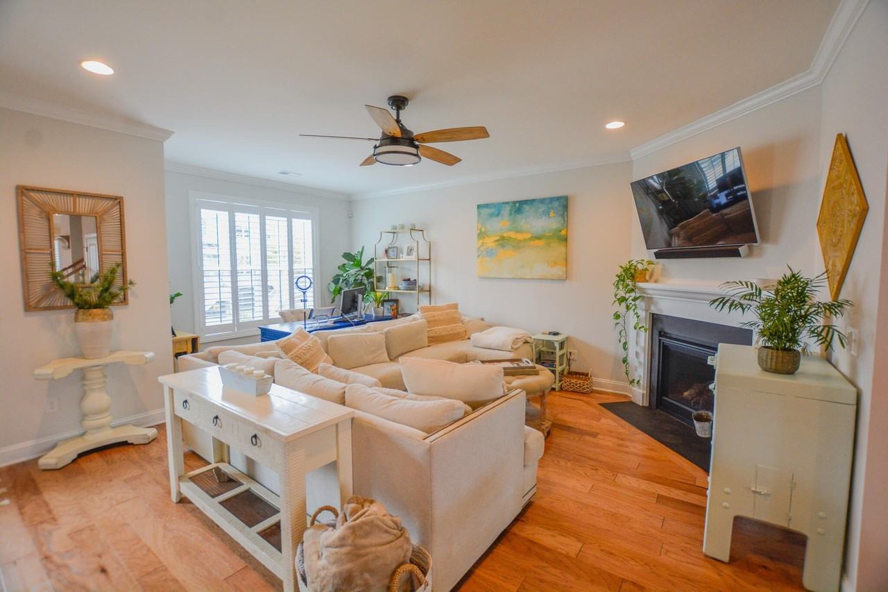 1596 Prince Edward St - Photo 4 of 31