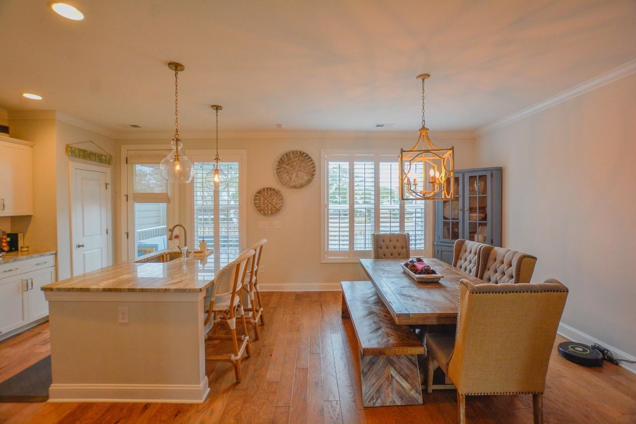 1596 Prince Edward St - Photo 7 of 31