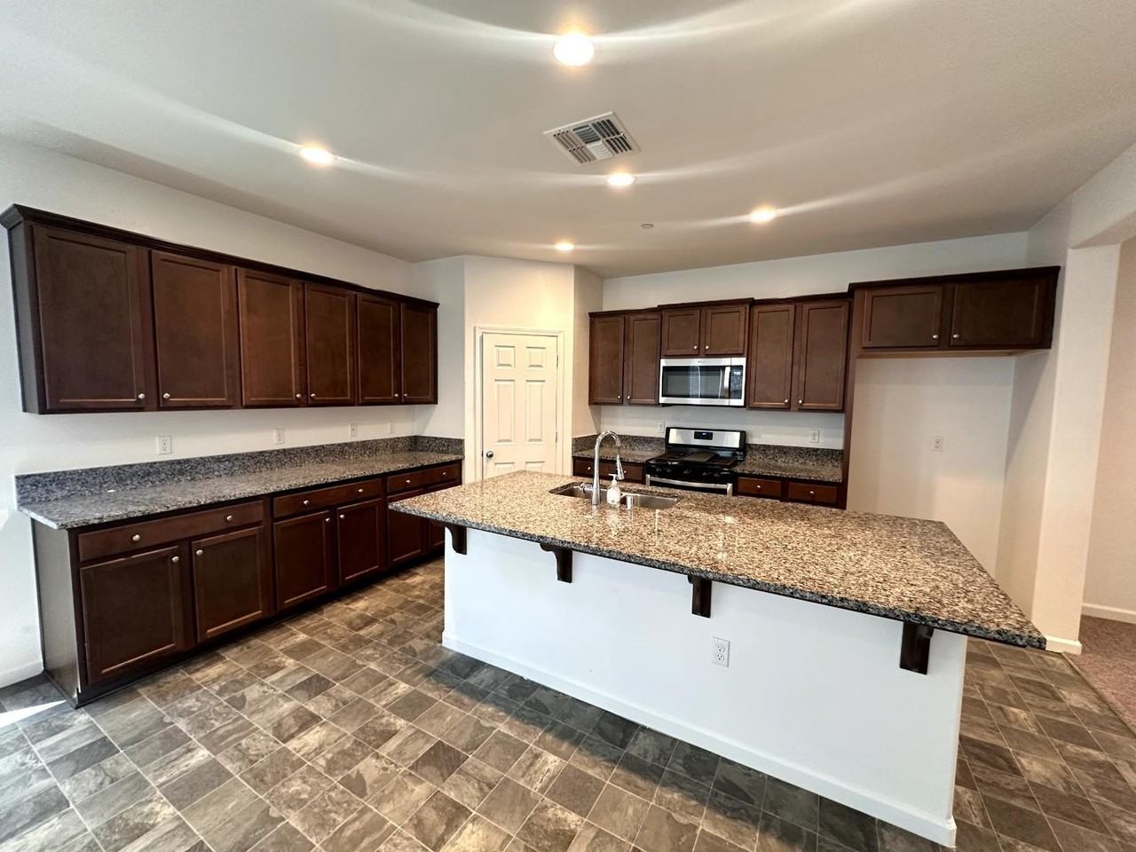 2893 N Schneider Ave - Photo 4 of 18