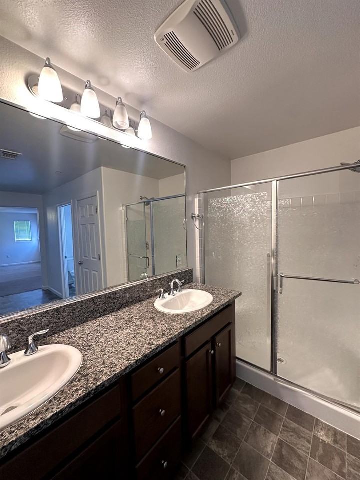 2893 N Schneider Ave - Photo 7 of 18