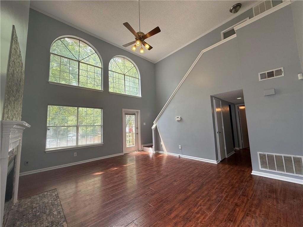 1024 Wiltshire Way - Photo 3 of 19