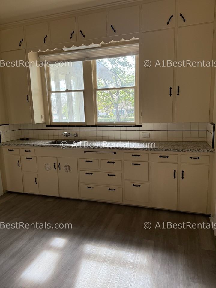 107 Hackberry Ave #1 - Photo 3 of 17