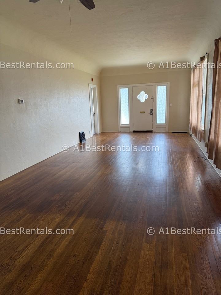 107 Hackberry Ave #1 - Photo 5 of 17