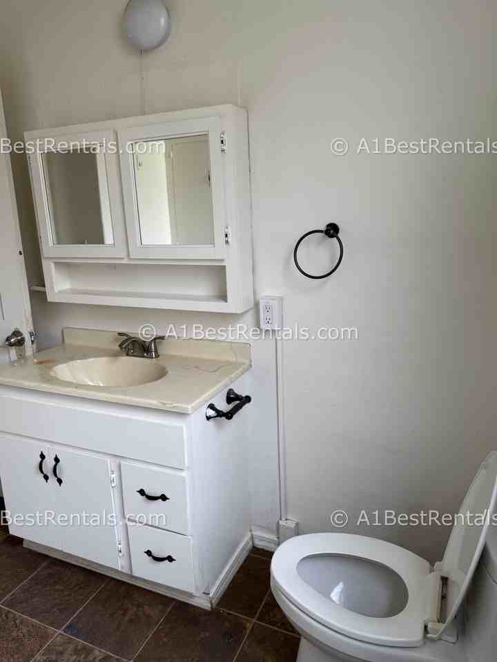107 Hackberry Ave #1 - Photo 7 of 17