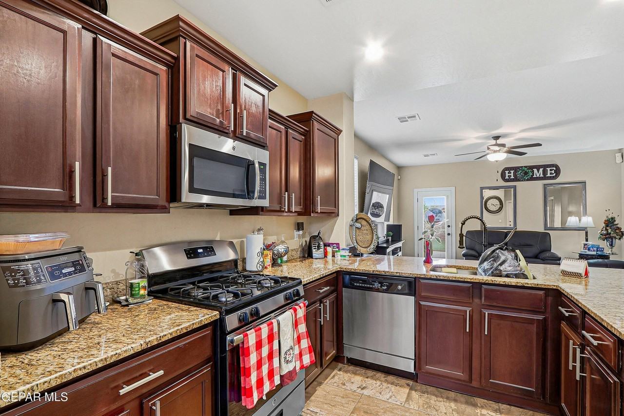13558 Lawkland St - Photo 3 of 18