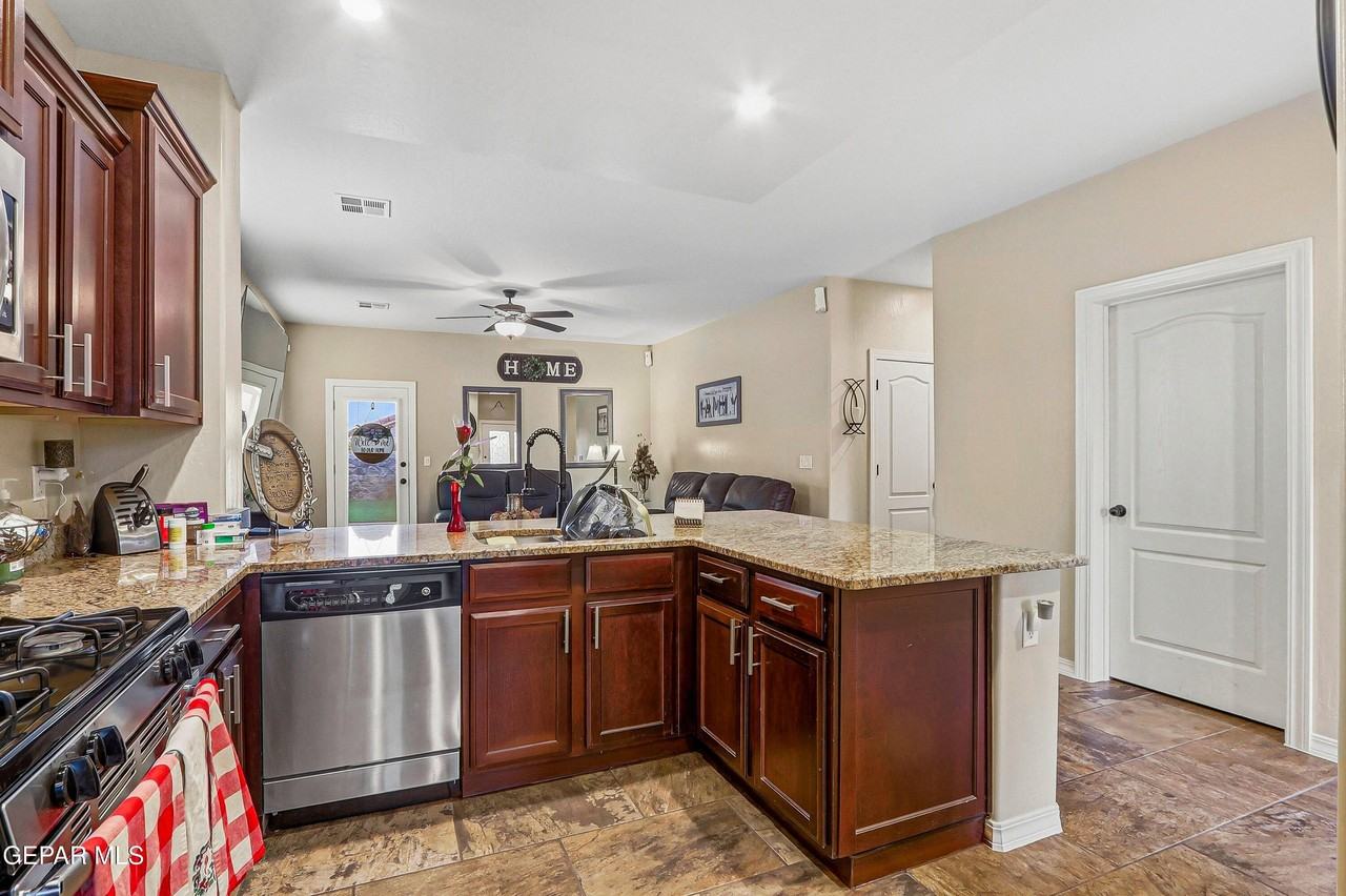 13558 Lawkland St - Photo 4 of 18