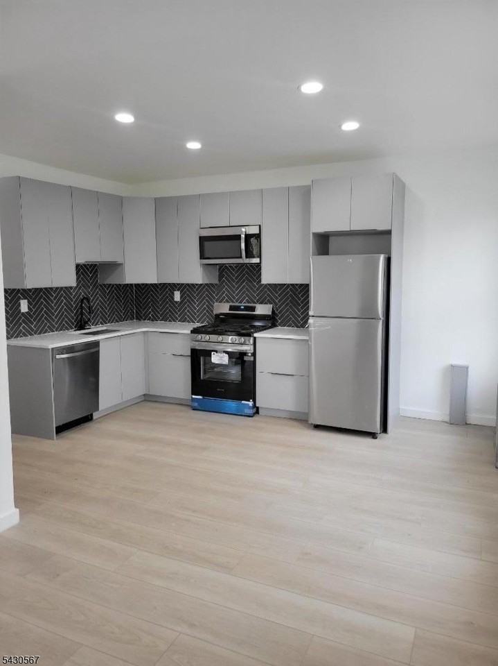 544 Market St - Photo 2 of 6