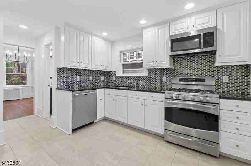 190 Fernwood Ave - Photo 6 of 19