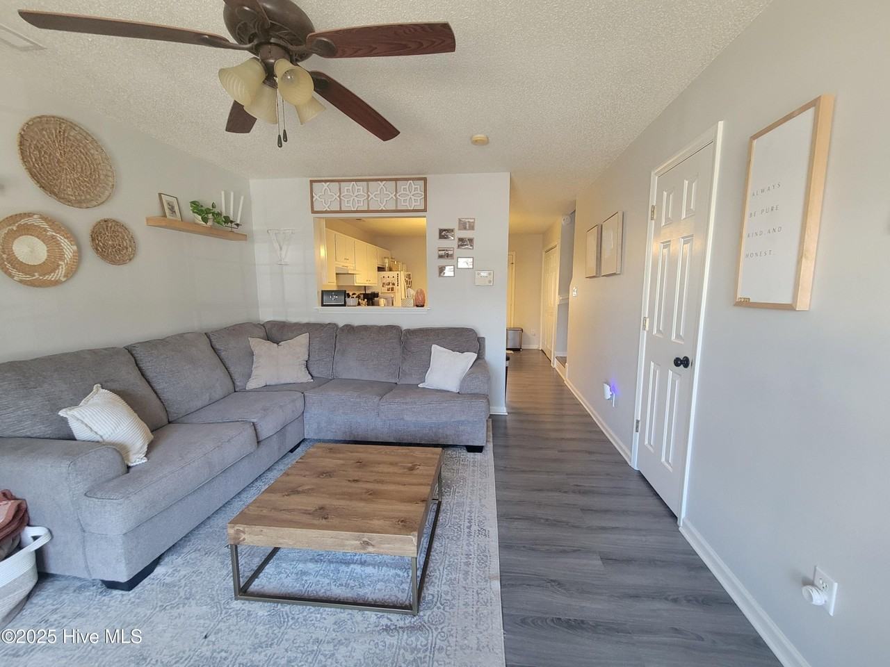 204 Woodlake Ct - Photo 2 of 3
