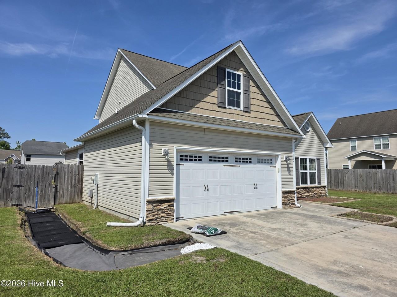 702 Appling Ct - Photo 2 of 28