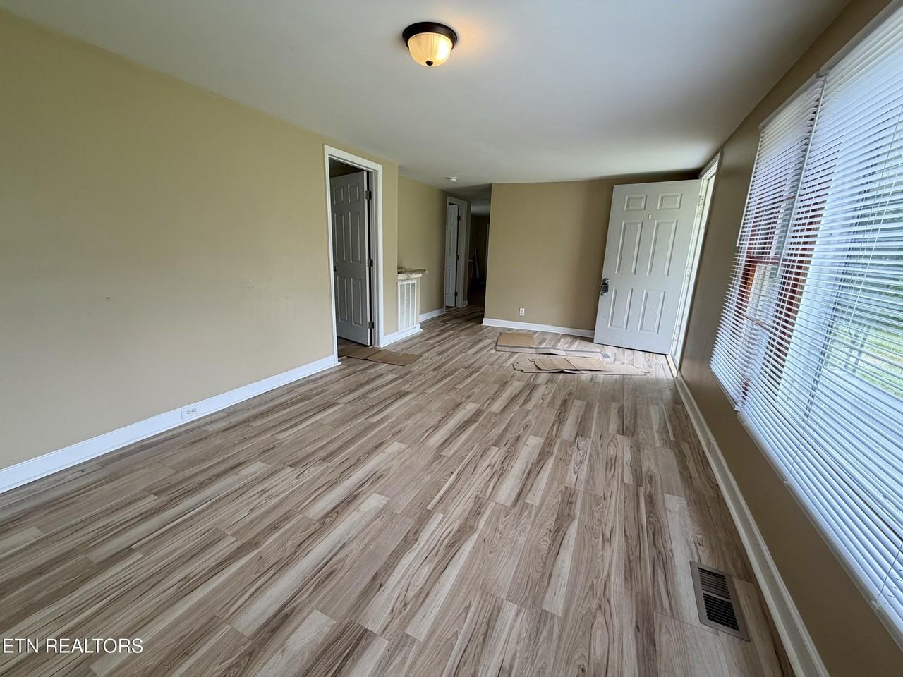 1414 Daresa Ln - Photo 4 of 13