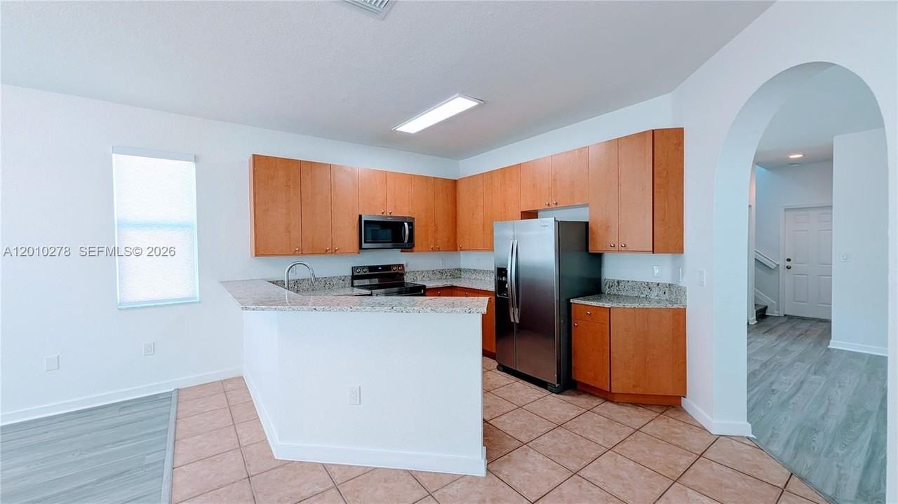 2151 Ne 37th Ter - Photo 4 of 50