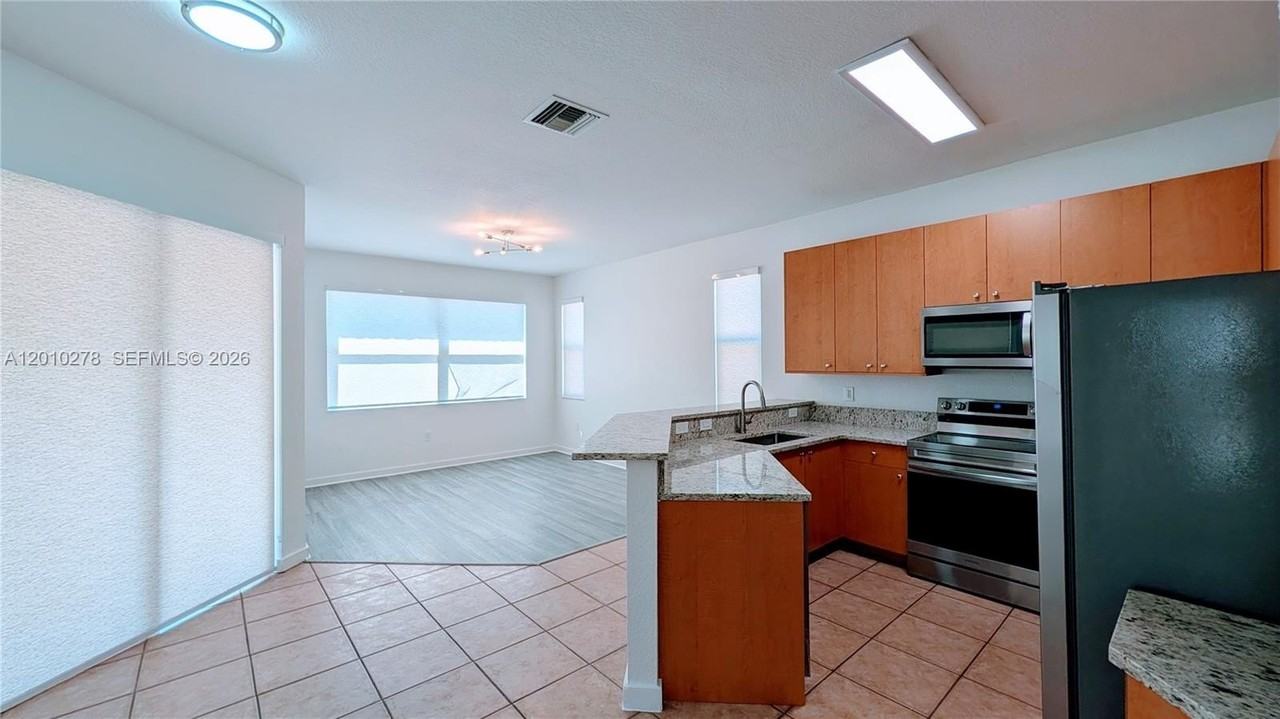 2151 Ne 37th Ter - Photo 5 of 50