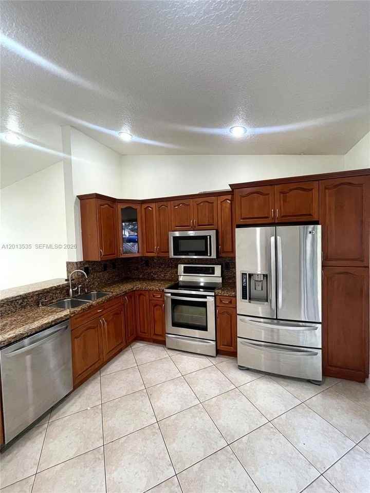 18743 Sw 27th St #18743 - Photo 4 of 21
