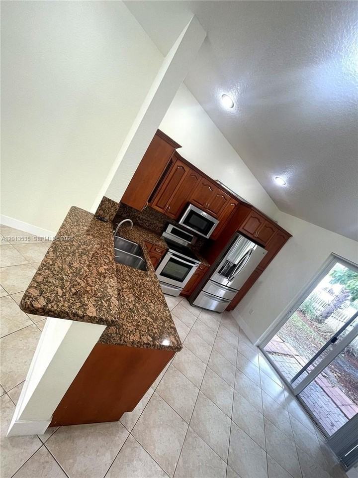 18743 Sw 27th St #18743 - Photo 5 of 21