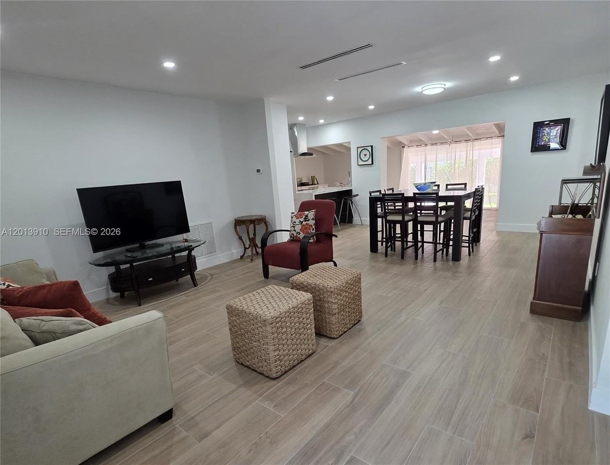 1015 Pizarro St - Photo 2 of 11